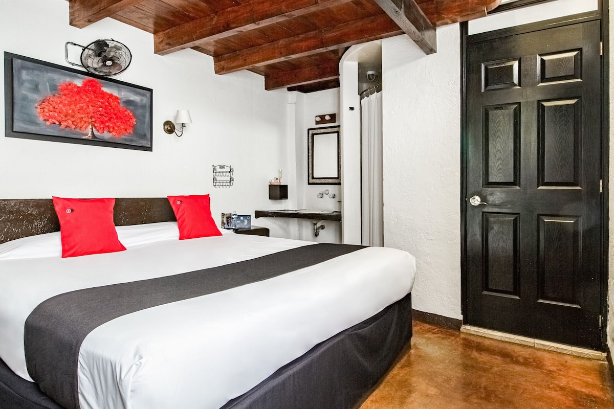 Habitación estándar, varias camas | Tabla de planchar con plancha, wifi gratis y ropa de cama