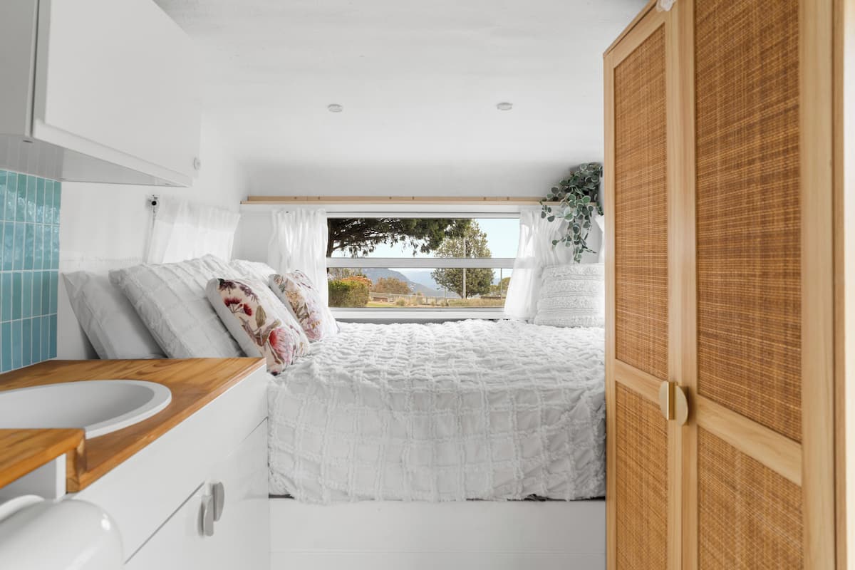 Cabin, 1 Double Bed, Courtyard View | Hypo-allergenic bedding, individually decorated, individually furnished