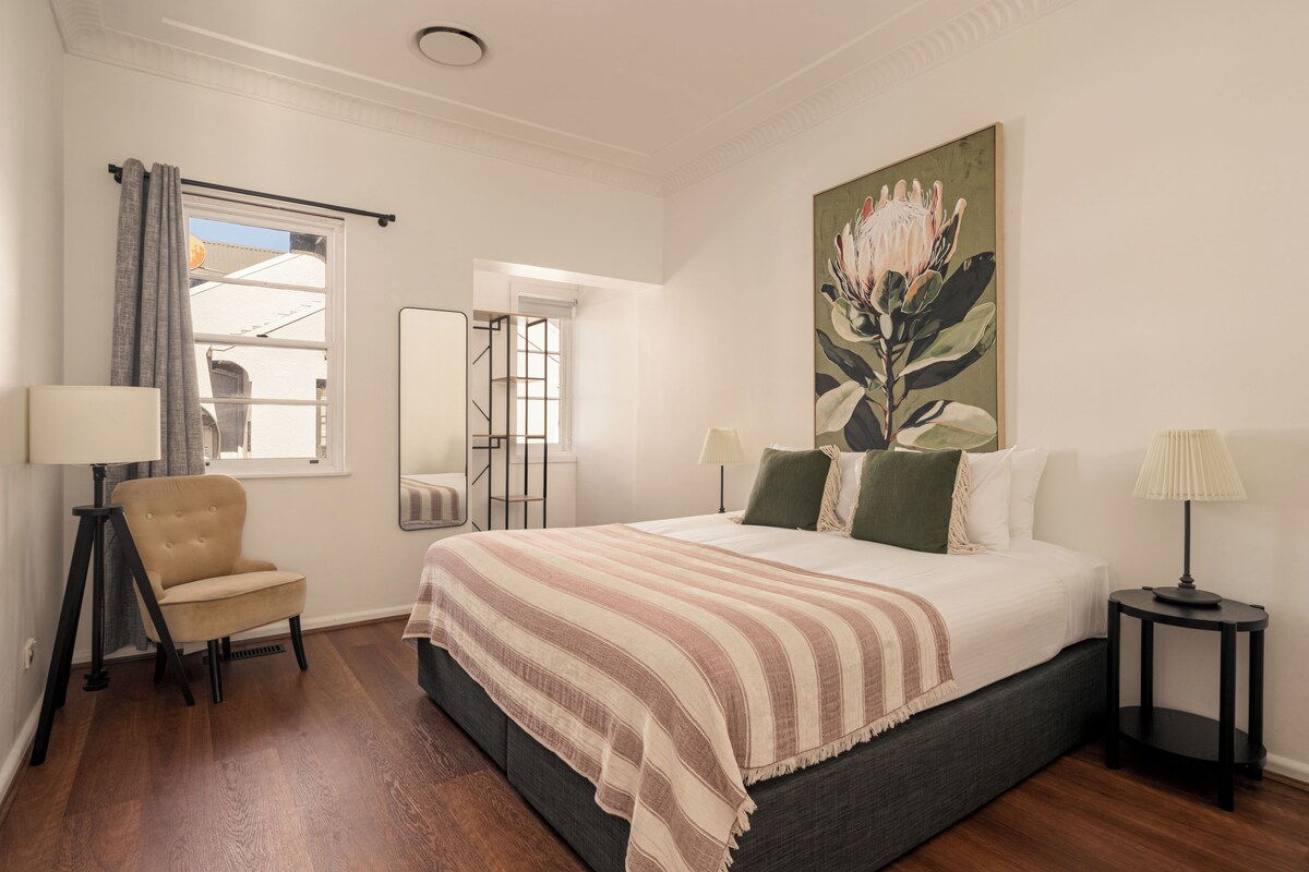 Vila luxo | Roupas de cama antialérgicas, espaço de trabalho para notebook