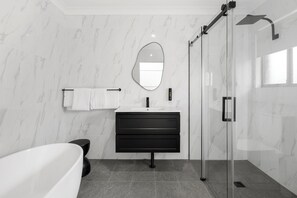 Premium Villa | Bathroom sink - Montblu at Echo Point (Katoomba)