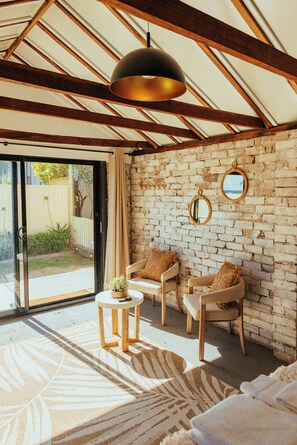 Comfort Cabin, 1 Queen Bed | Hypo-allergenic bedding, individually decorated, individually furnished - Montblu at Echo Point (Katoomba)