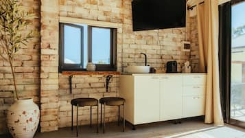 Comfort Cabin, 1 Queen Bed | Hypo-allergenic bedding, individually decorated, individually furnished