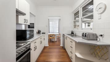Cottage Deluxe | Cucina privata | Frigorifero con congelatore, microonde, forno, bollitore elettrico