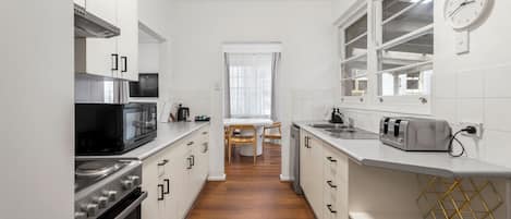Three Sisters Cottage | Private kitchen | Full-sized fridge, microwave, oven, electric kettle