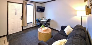 스위트, 침실 1개, 주방 | 고급 침구, 미니바, 암막 커튼, 다리미/다리미판