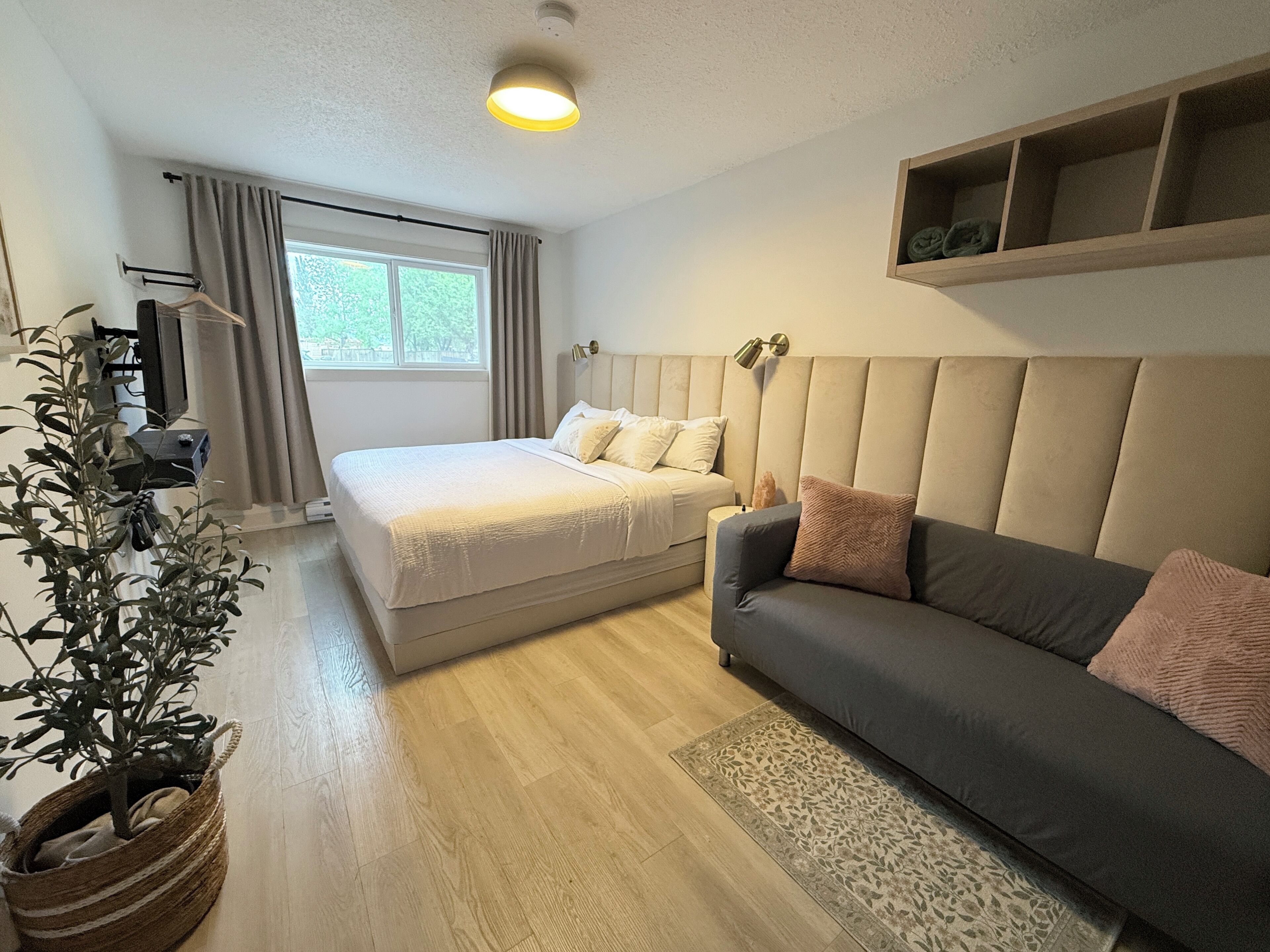 Studio, 1 King Bed | Premium bedding, minibar, blackout drapes, iron/ironing board