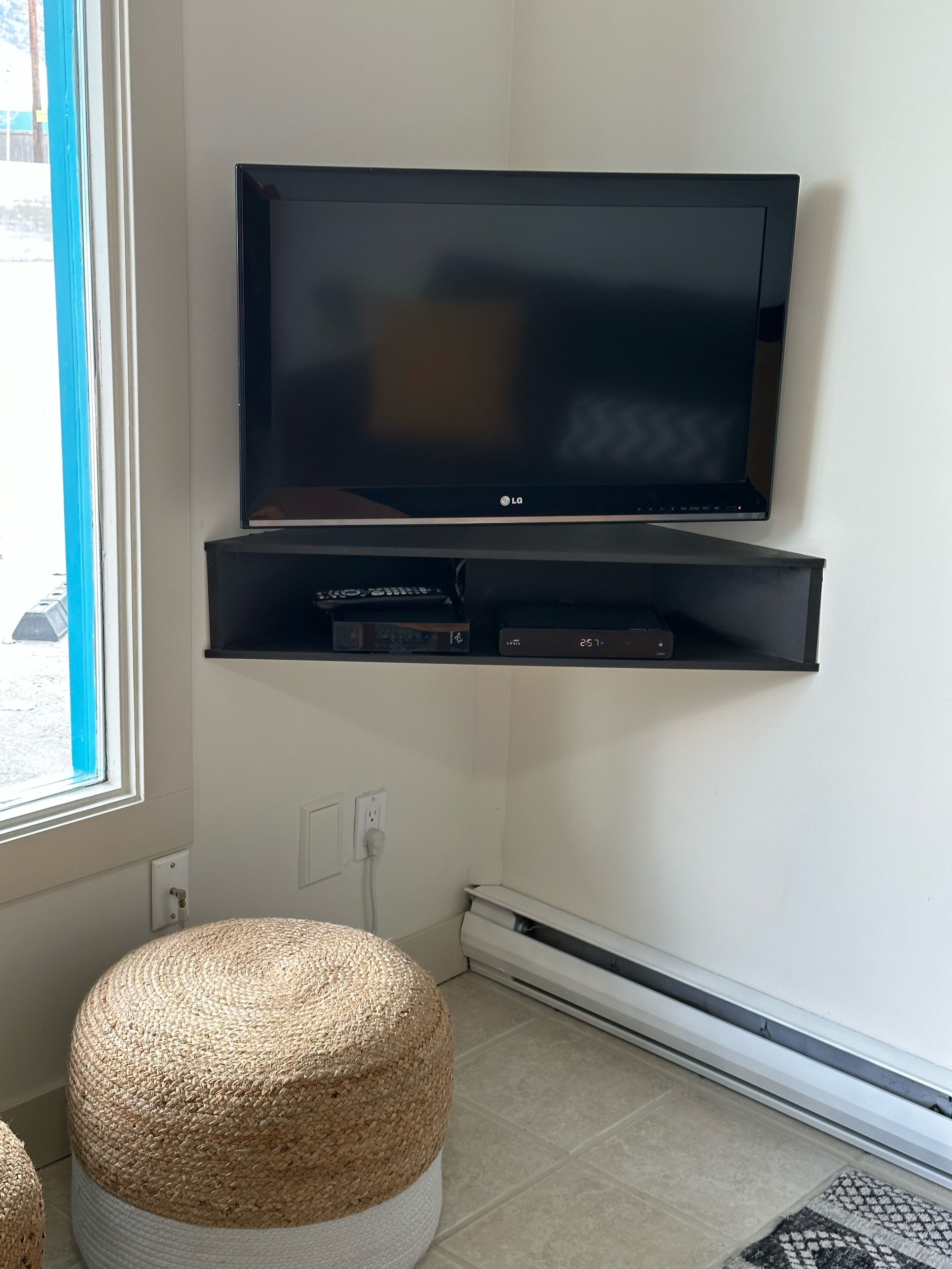 deluxe suite, 1 bedroom, kitchen | television