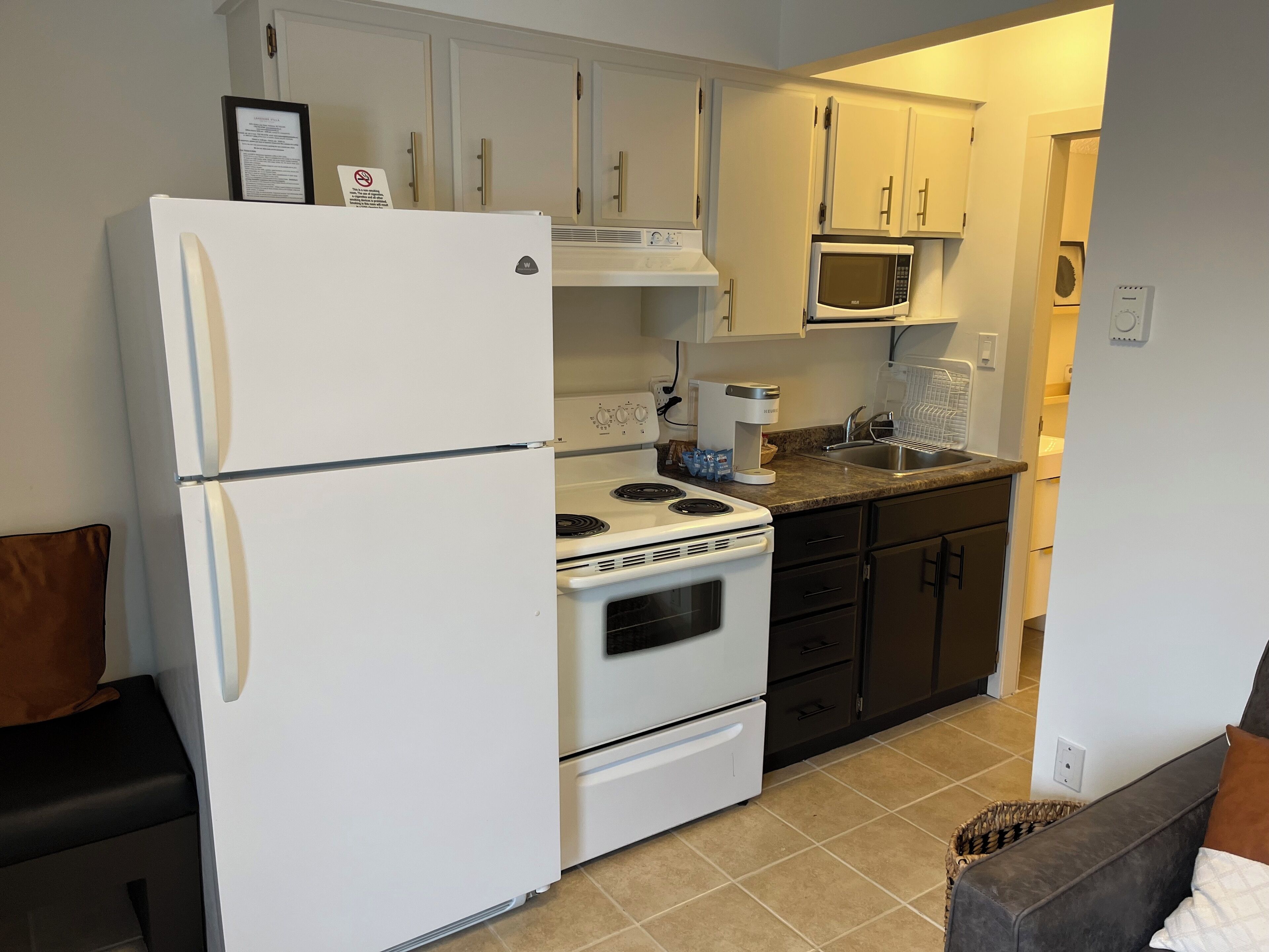 deluxe suite, 1 bedroom, kitchen (dog friendly) | private kitchen | microwave, coffee/tea maker, electric kettle, cleaning supplies