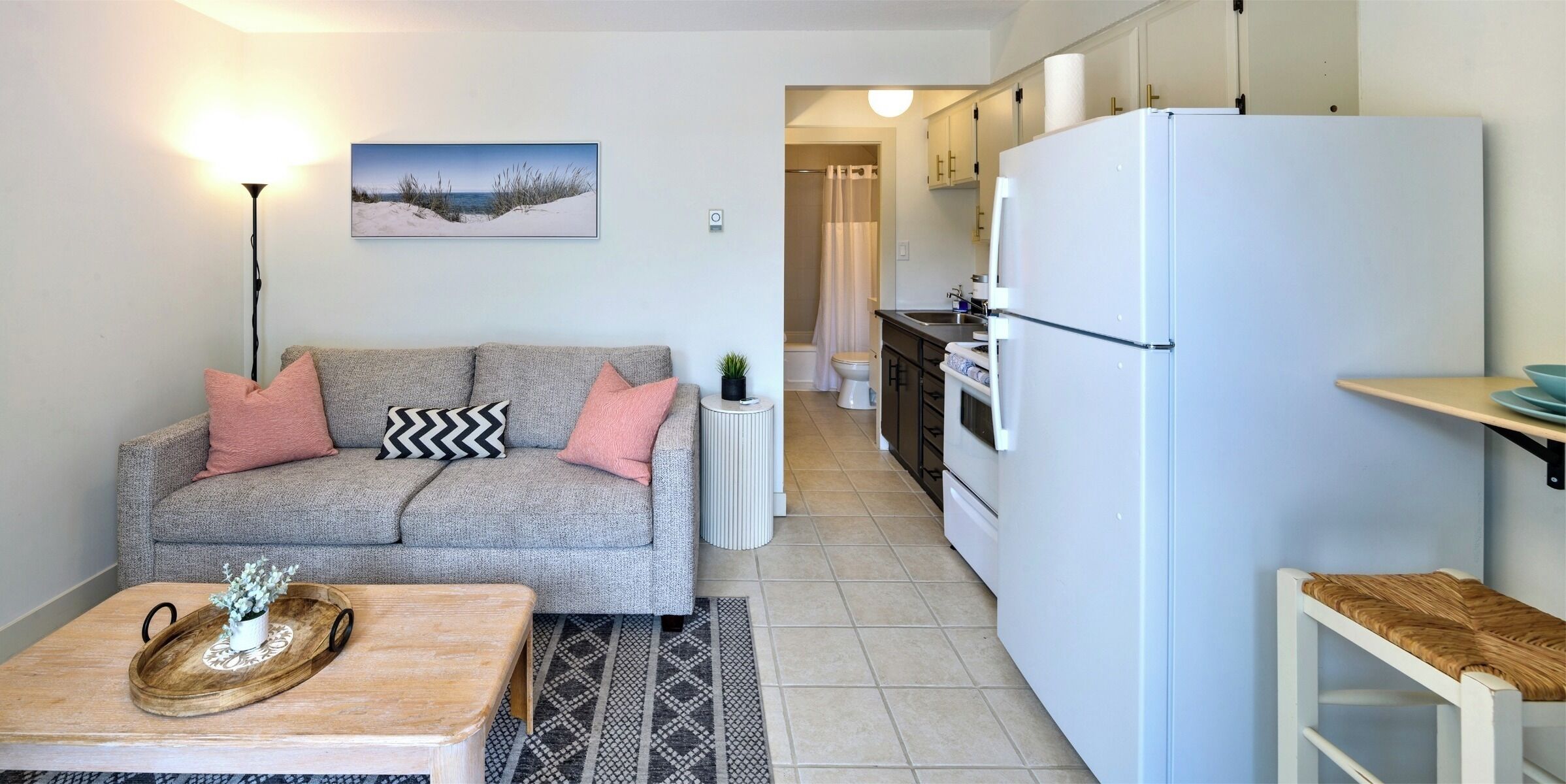 deluxe suite, 1 bedroom, kitchen | living area | flat-screen tv