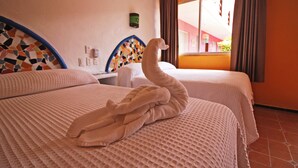 Quarto de hotel com duas camas, parede revestida de azulejos, janela com cortinas e termostato fixado na parede.