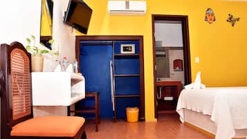 Habitación doble tradicional, baño privado | 1 habitación, edredón y caja de seguridad en la habitación