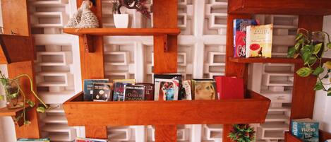 Una estantería de madera con libros y objetos decorativos.
