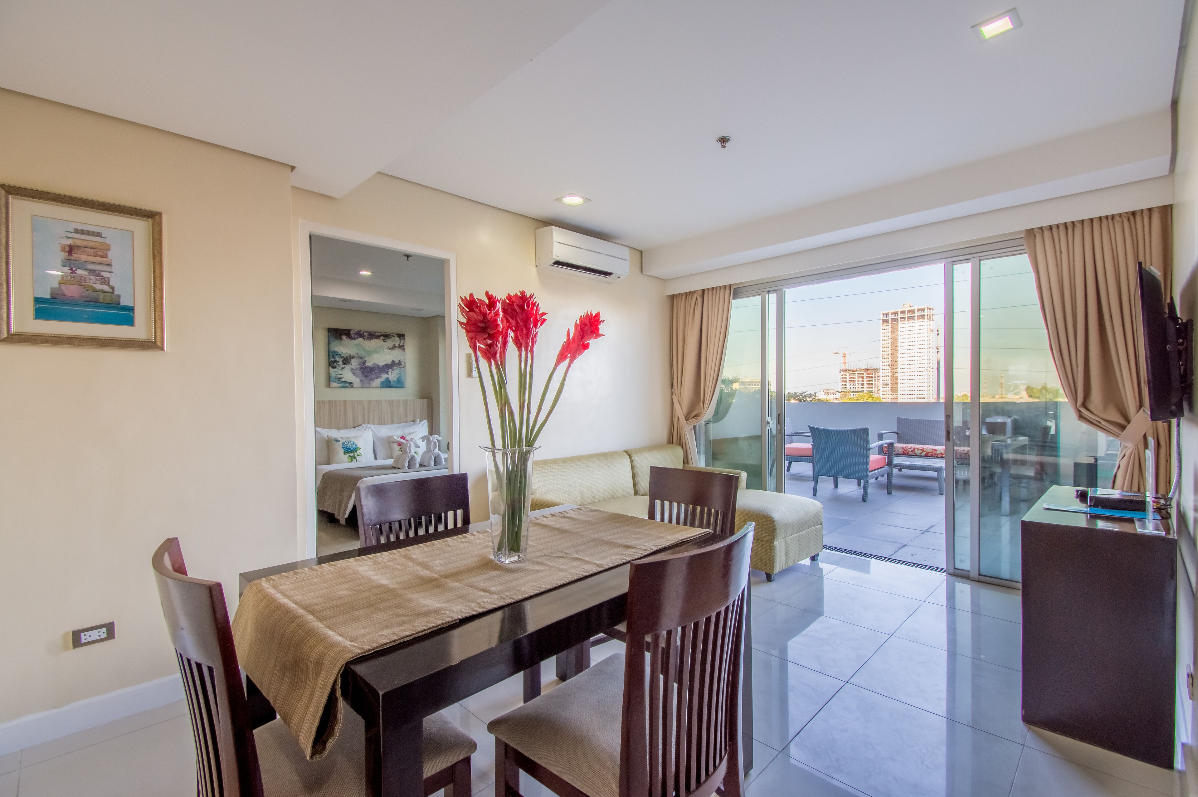 行政公 寓, 2 间卧室, 露台, 城市景观 (Non Smoking) | 起居区 | 平板电视