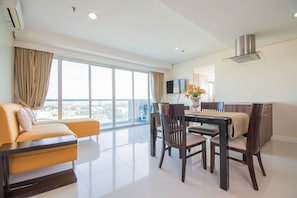 尊荣套房, 2 间卧室, 无烟房, 厨房 | 起居区 | 平板电视