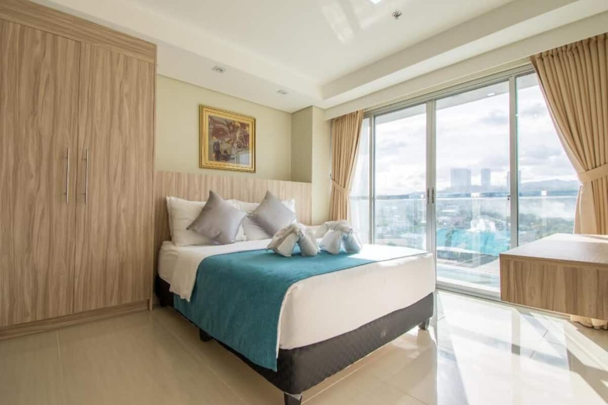 Premium bedding, in-room safe, desk, soundproofing
