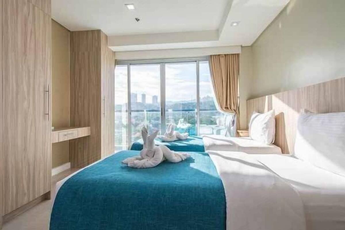Premium bedding, in-room safe, desk, soundproofing
