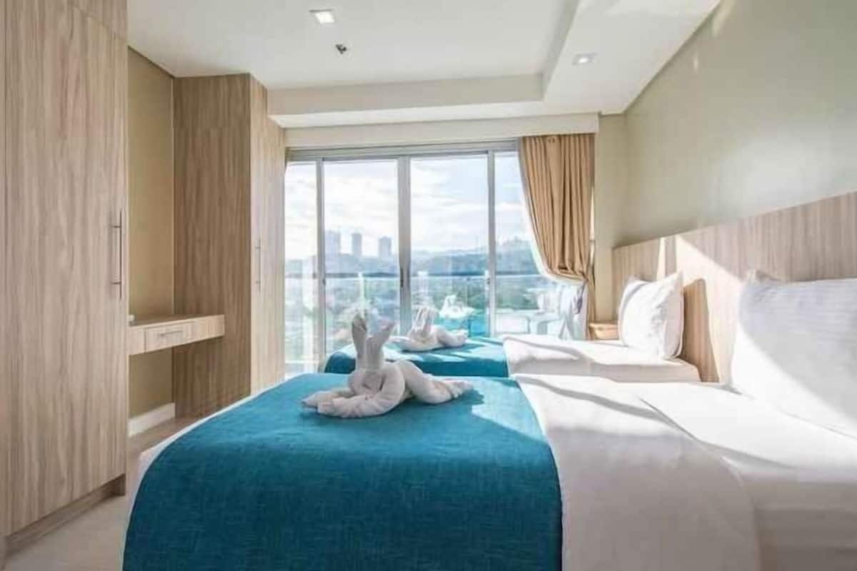 Premium bedding, in-room safe, desk, soundproofing