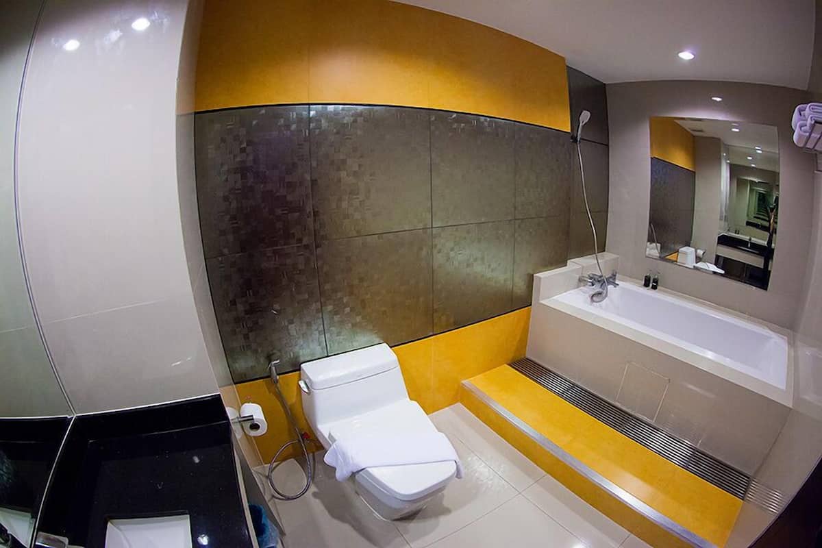 Executive Room, Sea View | Bathroom | Combined shower/tub, free toiletries, hair dryer, towels