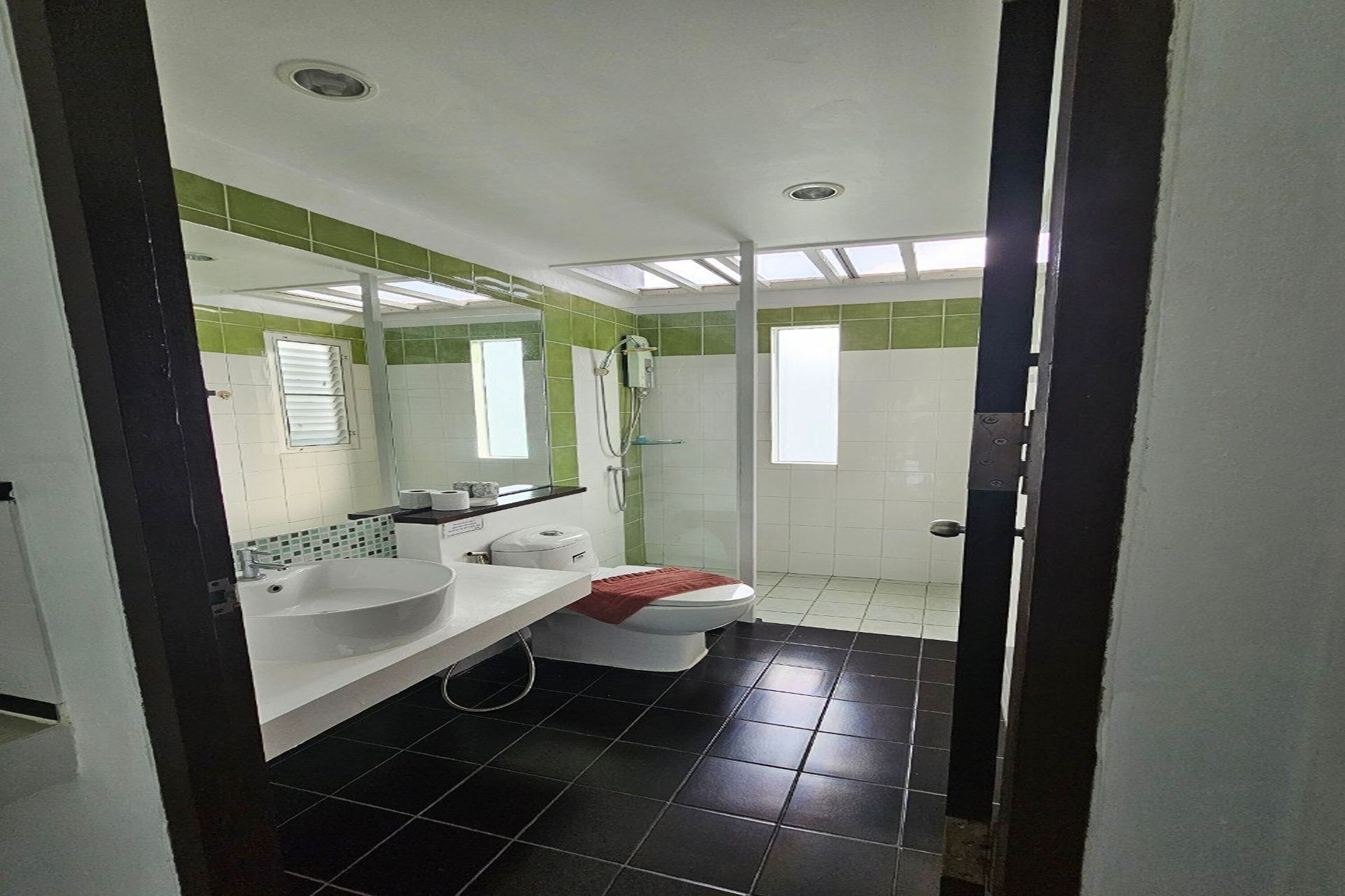 room, 2 bedrooms | bathroom | shower, free toiletries, towels