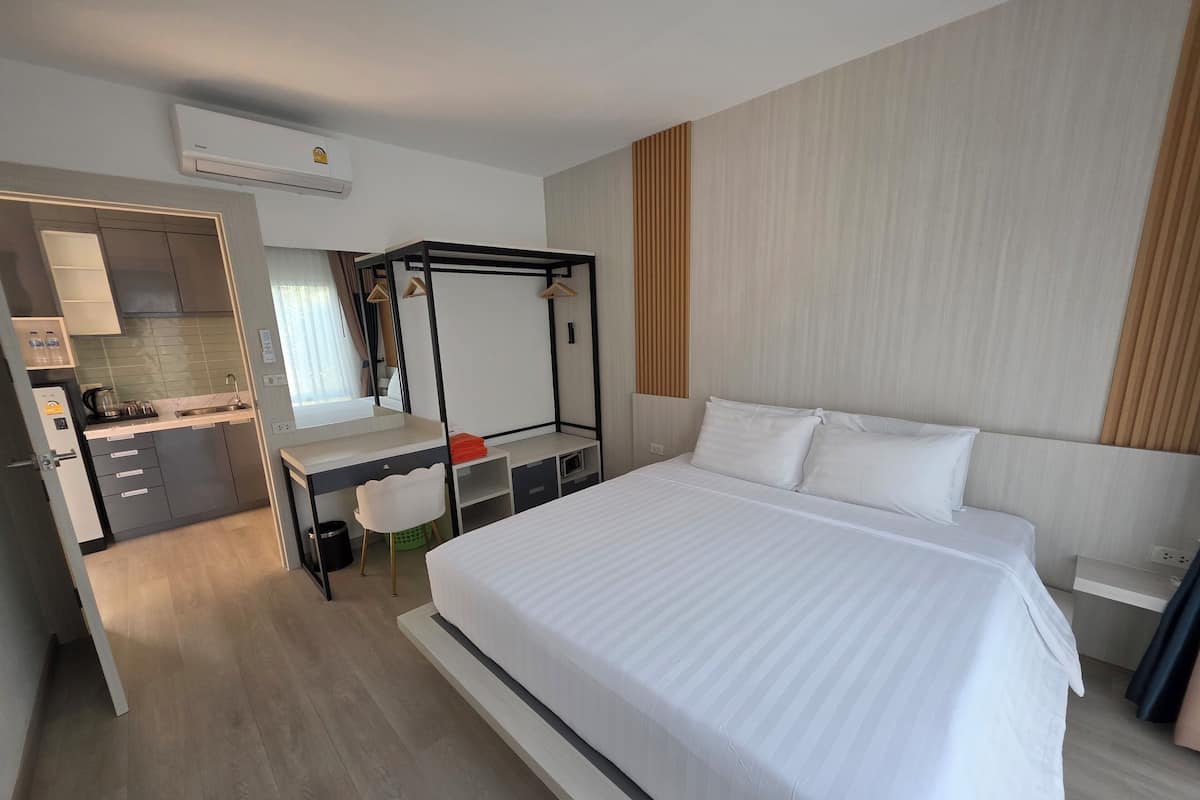 In-room safe, desk, WiFi (free), bed sheets
