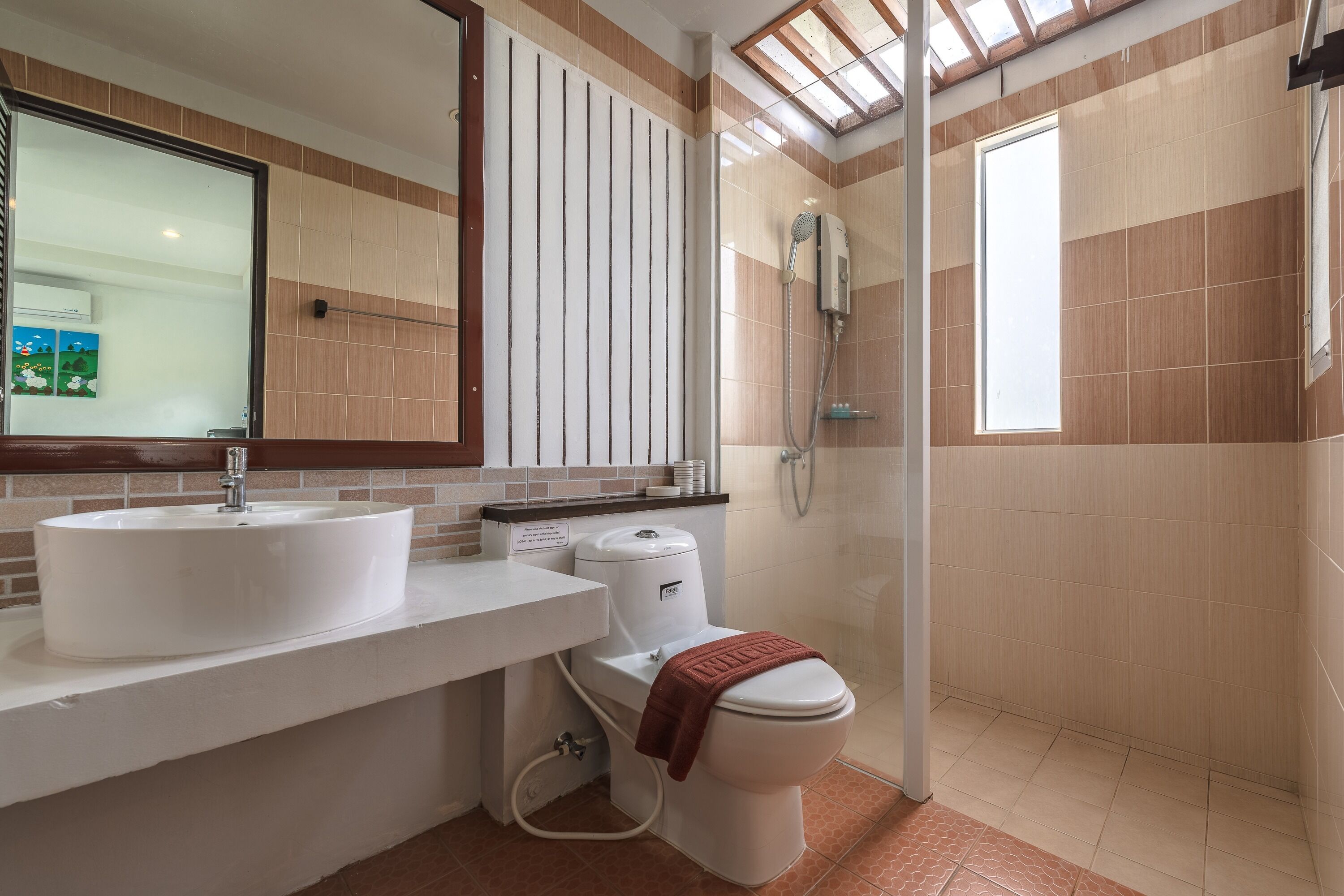 deluxe twin room | bathroom | shower, free toiletries, towels