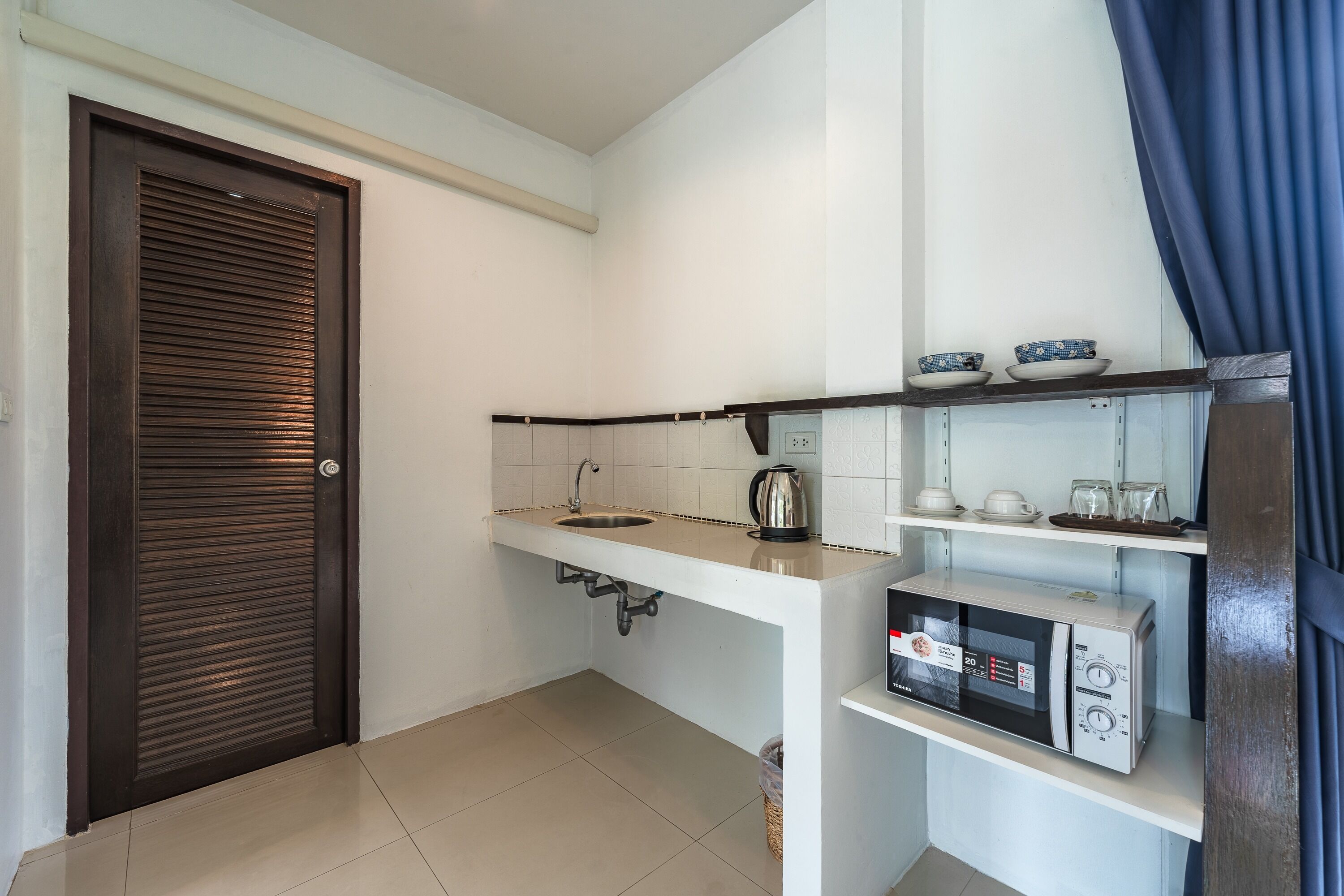 deluxe twin room | in-room safe, desk, free wifi, bed sheets