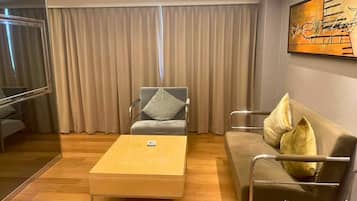 Quarto empresarial | Cofres nos quartos, escrivaninha, cortinas blackout