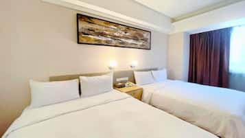 Firemannsrom, 2 dobbeltsenger | Safe på rommet, skrivebord, blendingsgardiner og strykejern/-brett