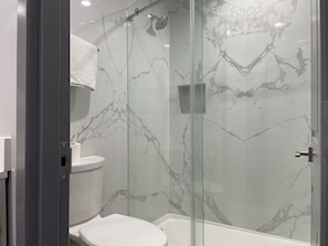 Standard Room, 1 King Bed | Bathroom | Combined shower/tub, free toiletries, hair dryer