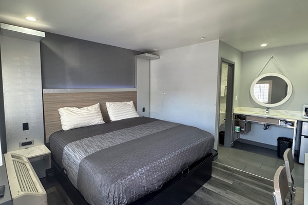 Standard Room, 1 King Bed | Desk, WiFi (free)