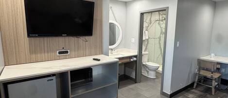 Habitación económica, 2 camas Queen size | Baño | Tina con regadera, amenidades de baño gratuitas, secadora de cabello