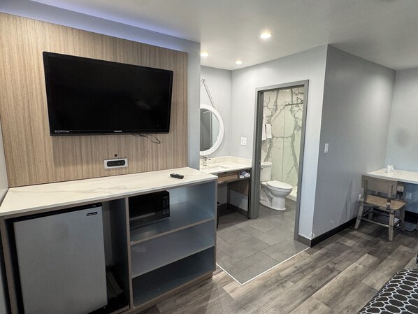 Economy kamer, 2 queensize bedden | Badkamer | Een bad/douchecombinatie, gratis toiletartikelen, een haardroger