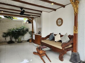 Villa, eigener Pool | Wohnbereich | Kamin