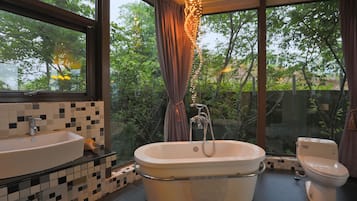 Gallery Room, 2 Bedrooms | Bathroom | Free toiletries, hair dryer, slippers, towels