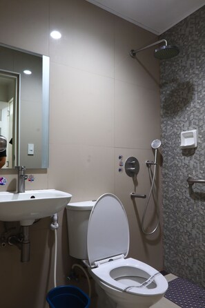 Chambre exécutive, 1 grand lit | Salle de bain | Articles de toilette (gratuits), séchoir à cheveux, serviettes fournies