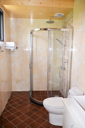 Camera familiare | Bagno | Doccia, set di cortesia gratuito, asciugacapelli, asciugamani