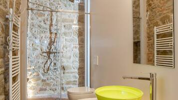 Dusche, kostenlose Toilettenartikel, Haartrockner, Bidet