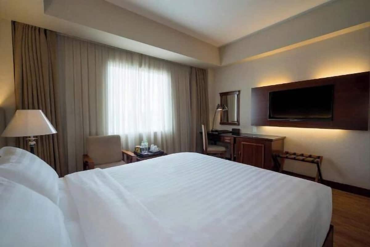 1 bedroom, premium bedding, minibar, in-room safe