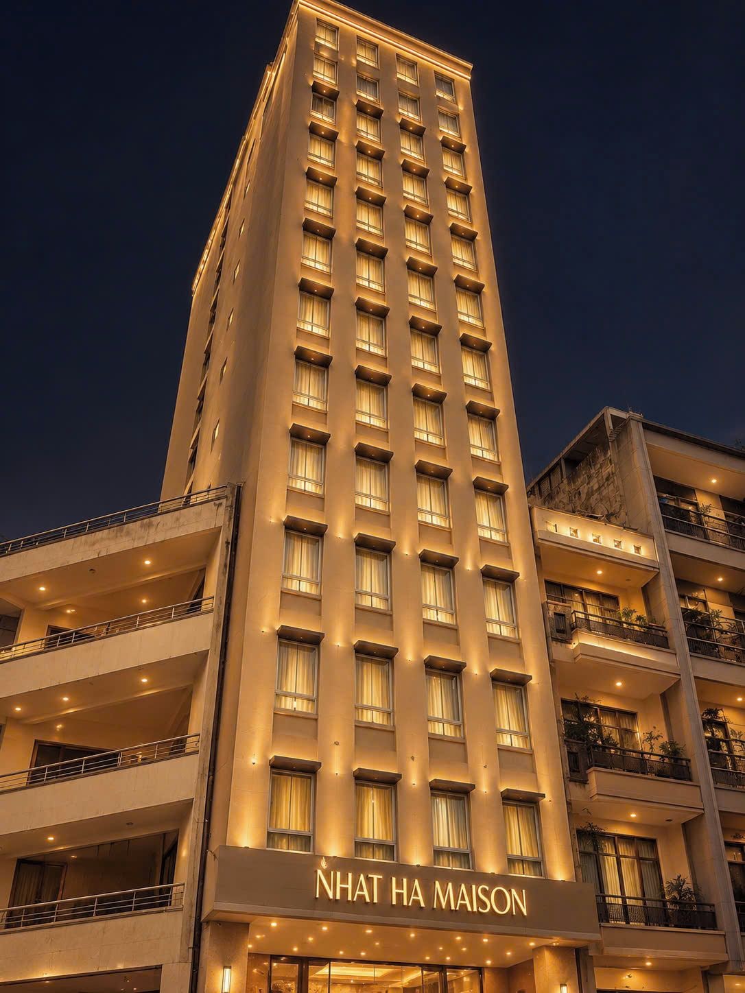 Un edificio de hotel moderno de gran altura con varios balcones y un cartel que dice 'NHAT HA MAISON'.