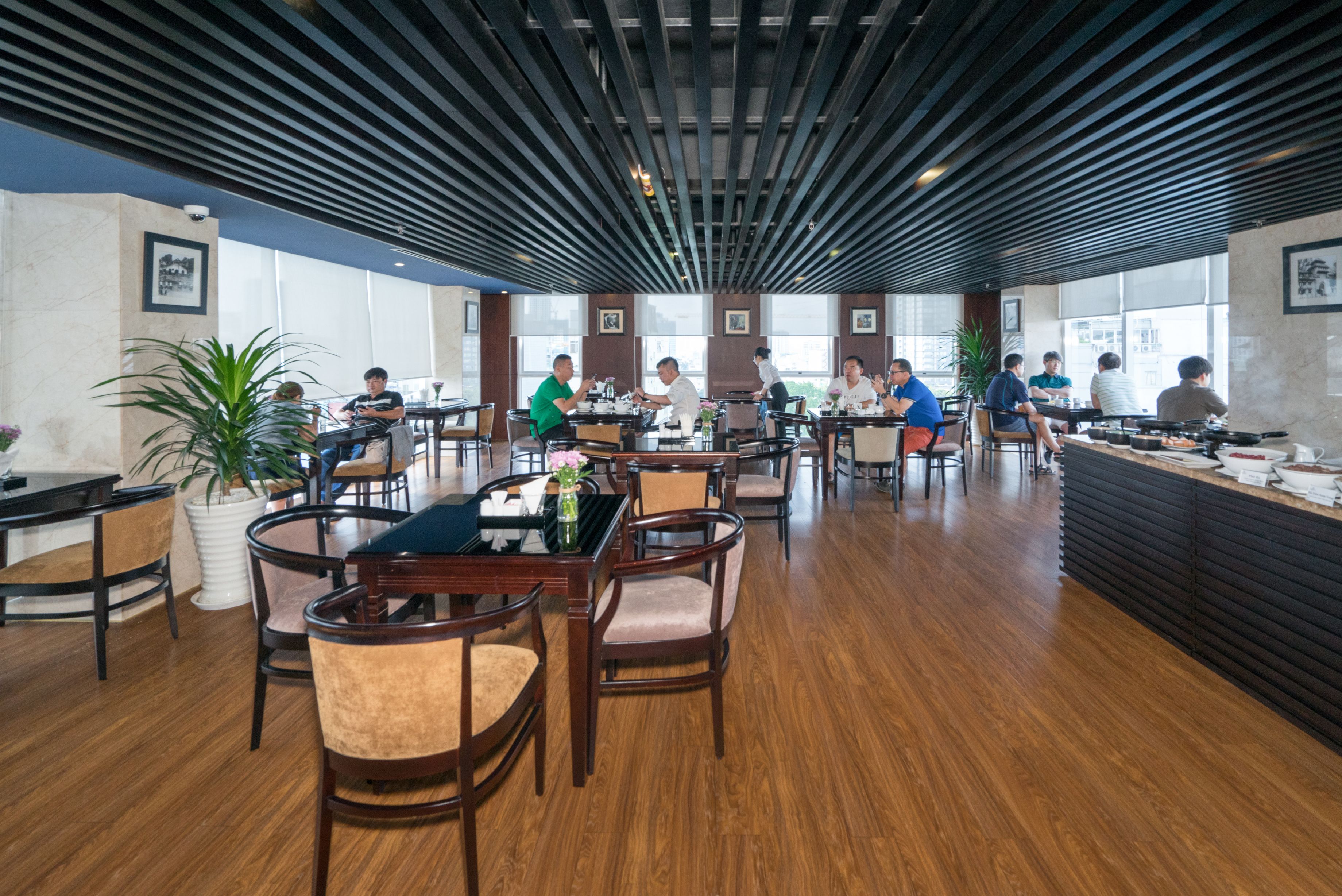 每日供应当地美食早餐（每人 VND 250000）