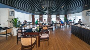 Sarapan masakan setempat setiap hari dengan biaya tambahan