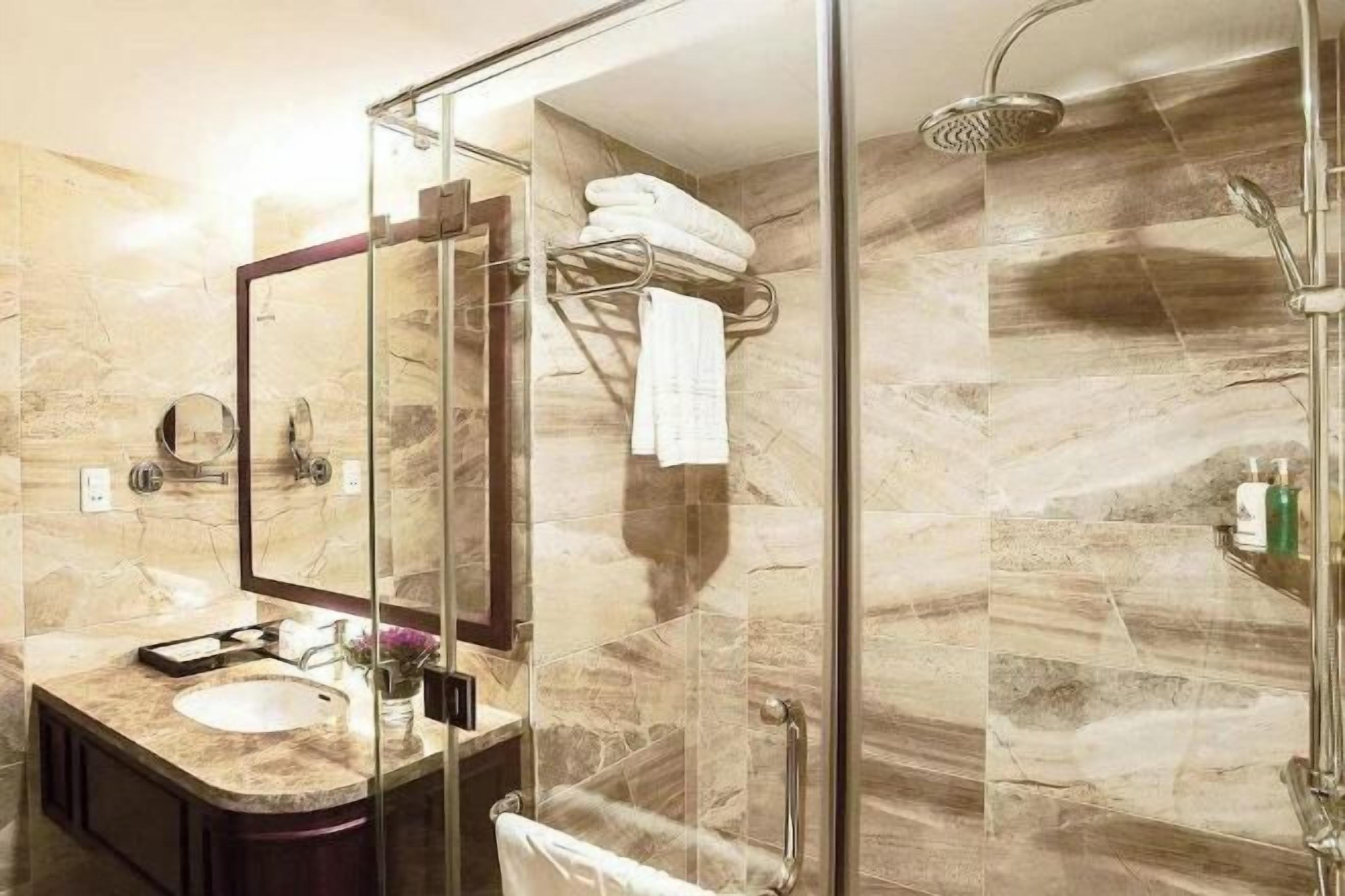 Gratis toiletartikelen, een haardroger, pantoffels, handdoeken