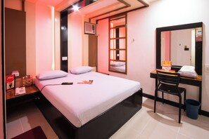 Deluxe Room, 1 Queen Bed | Free WiFi, bed sheets