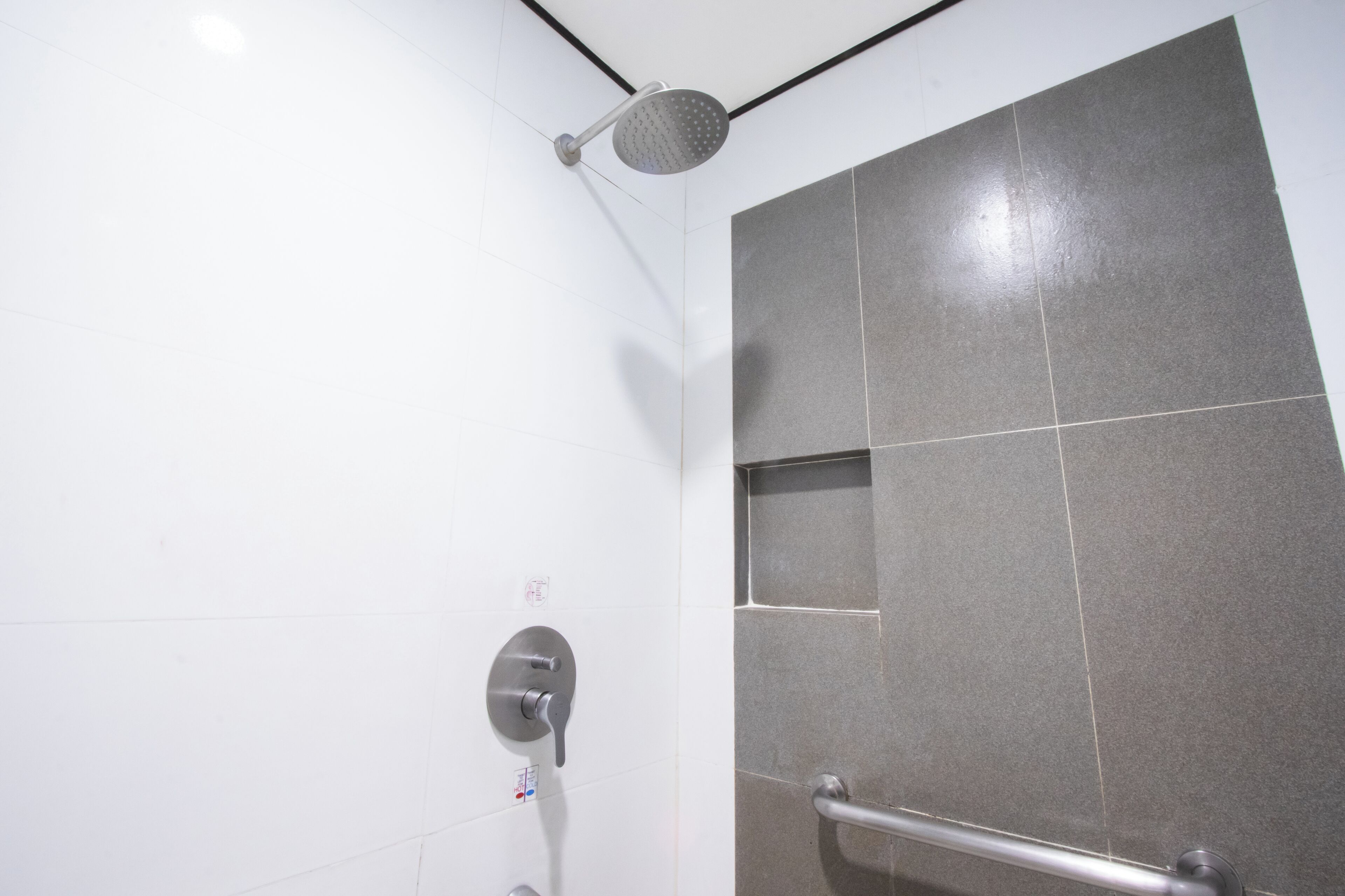 Deluxe Room, 1 Queen Bed | Bathroom | Shower, free toiletries, hair dryer, towels