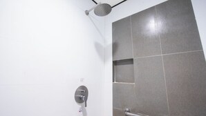 ห้องดีลักซ์, เตียงควีนไซส์ 1 เตียง | ห้องน้ำ | ฝักบัว, ของใช้ในห้องน้ำฟรี, ไดร์เป่าผม (มีให้บริการตามคำขอ)