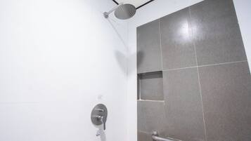 Quarto luxo, 1 cama Queen | Banheiro | Chuveiro, produtos de toalete grátis