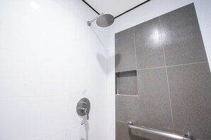 Deluxe Room, 1 Queen Bed | Bathroom | Shower, free toiletries, hair dryer, towels