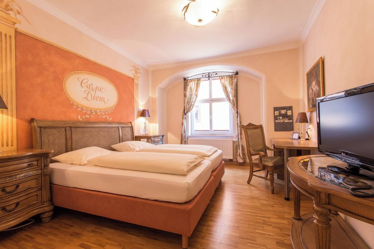 Quarto clássico | Roupas de cama premium, frigobar, cofres nos quartos, escrivaninha