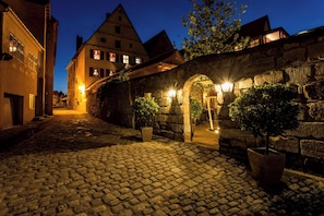 Front of property - Meiser Altstadt Hotel (Dinkelsbuehl)