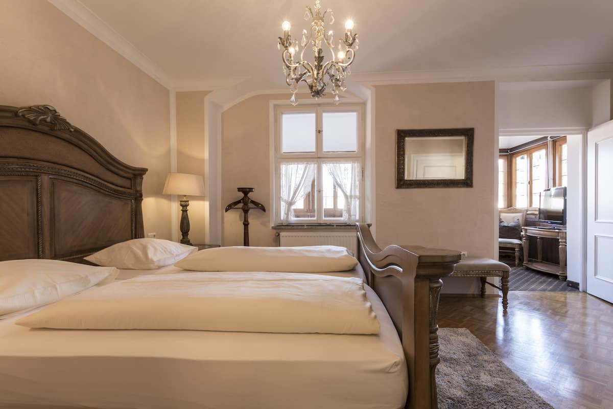 premium room | premium bedding, minibar, in-room safe, desk